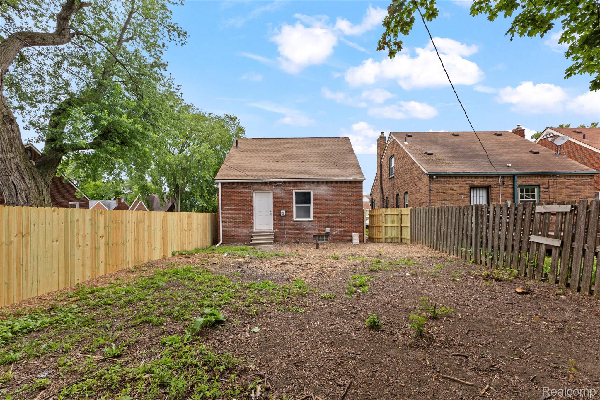 8310 Whitcomb Street Property Photo 7