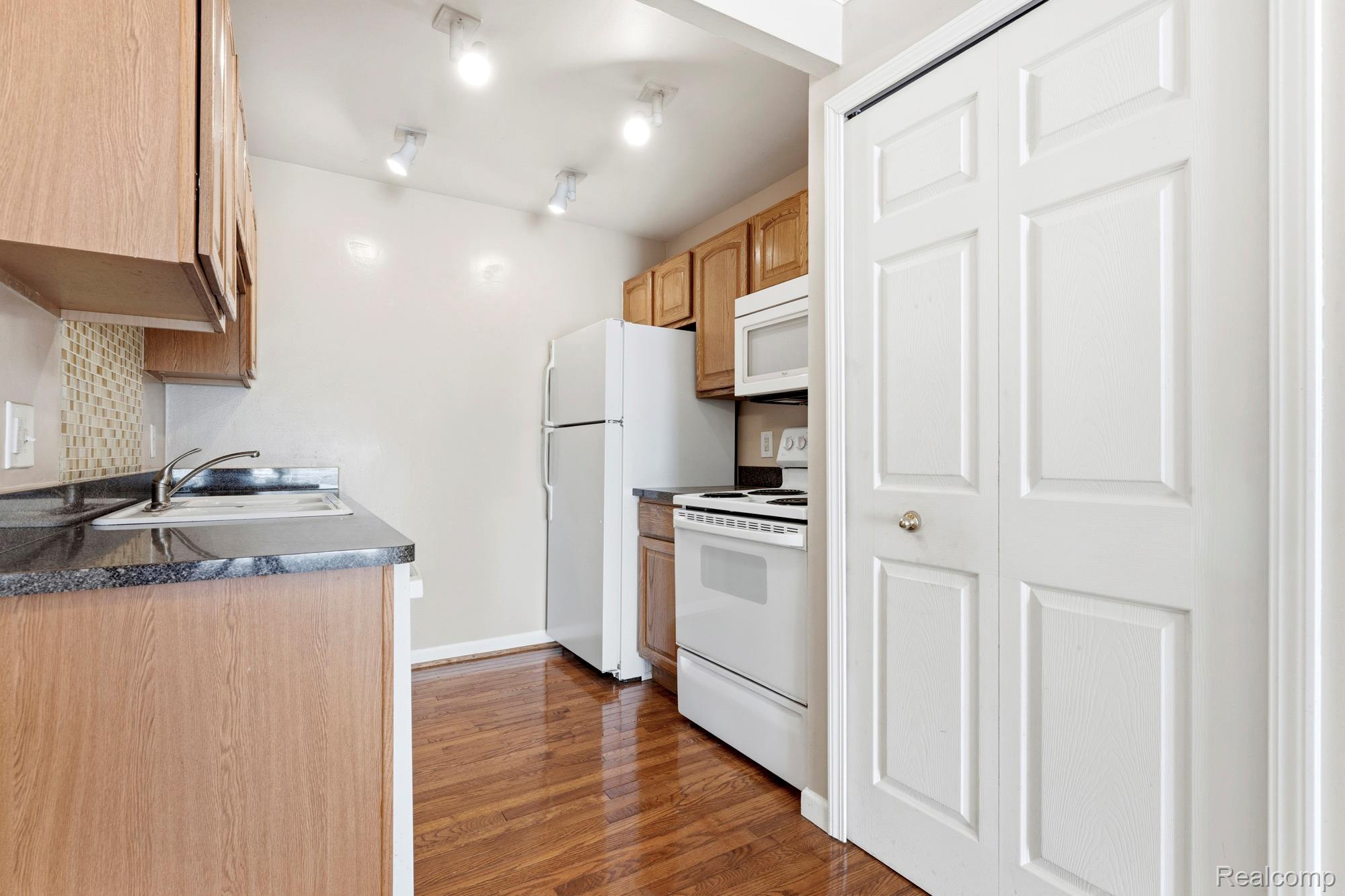 1714 Fort Street Property Photo 8