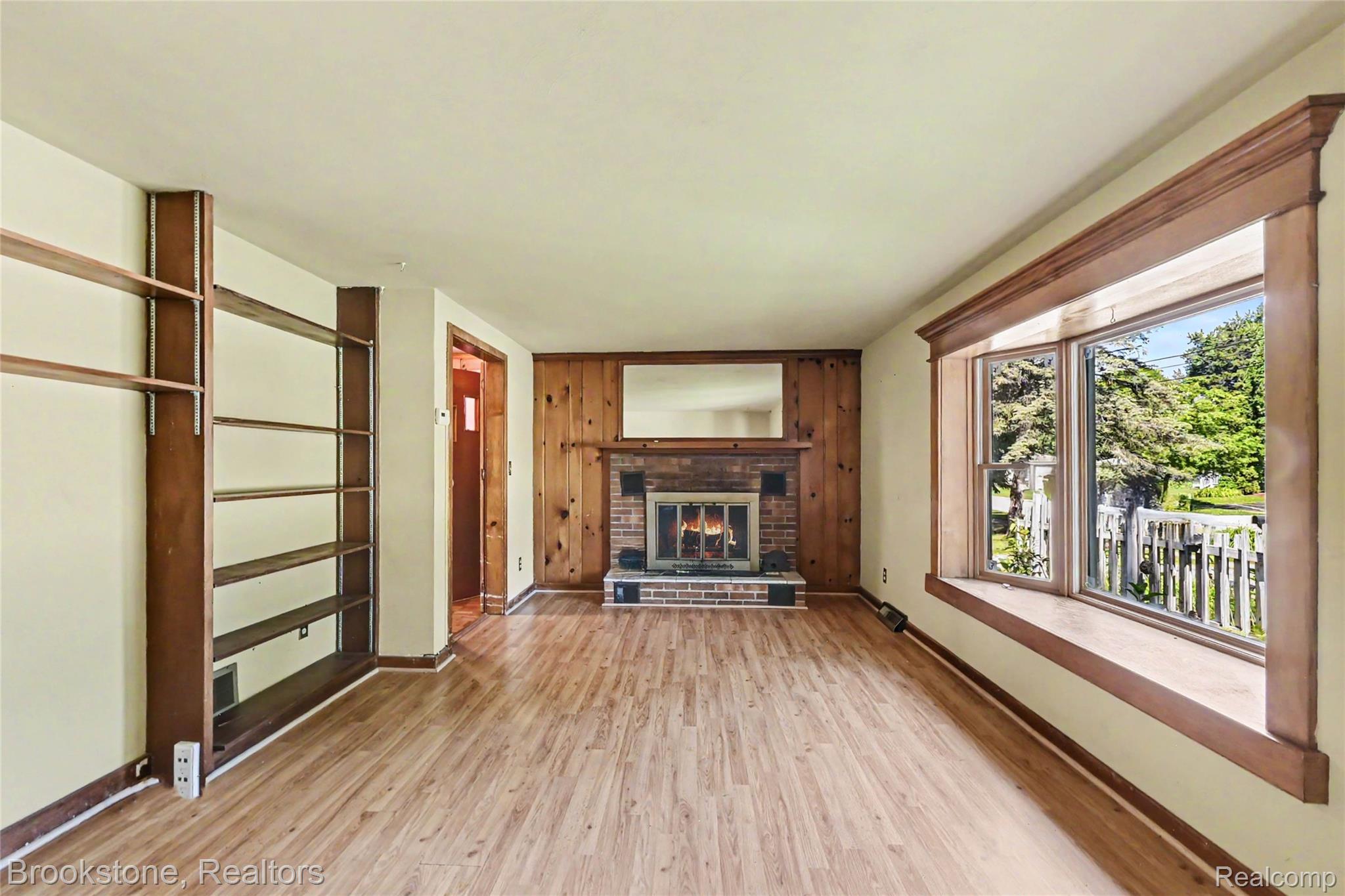 416 E Maple Street Property Photo 4