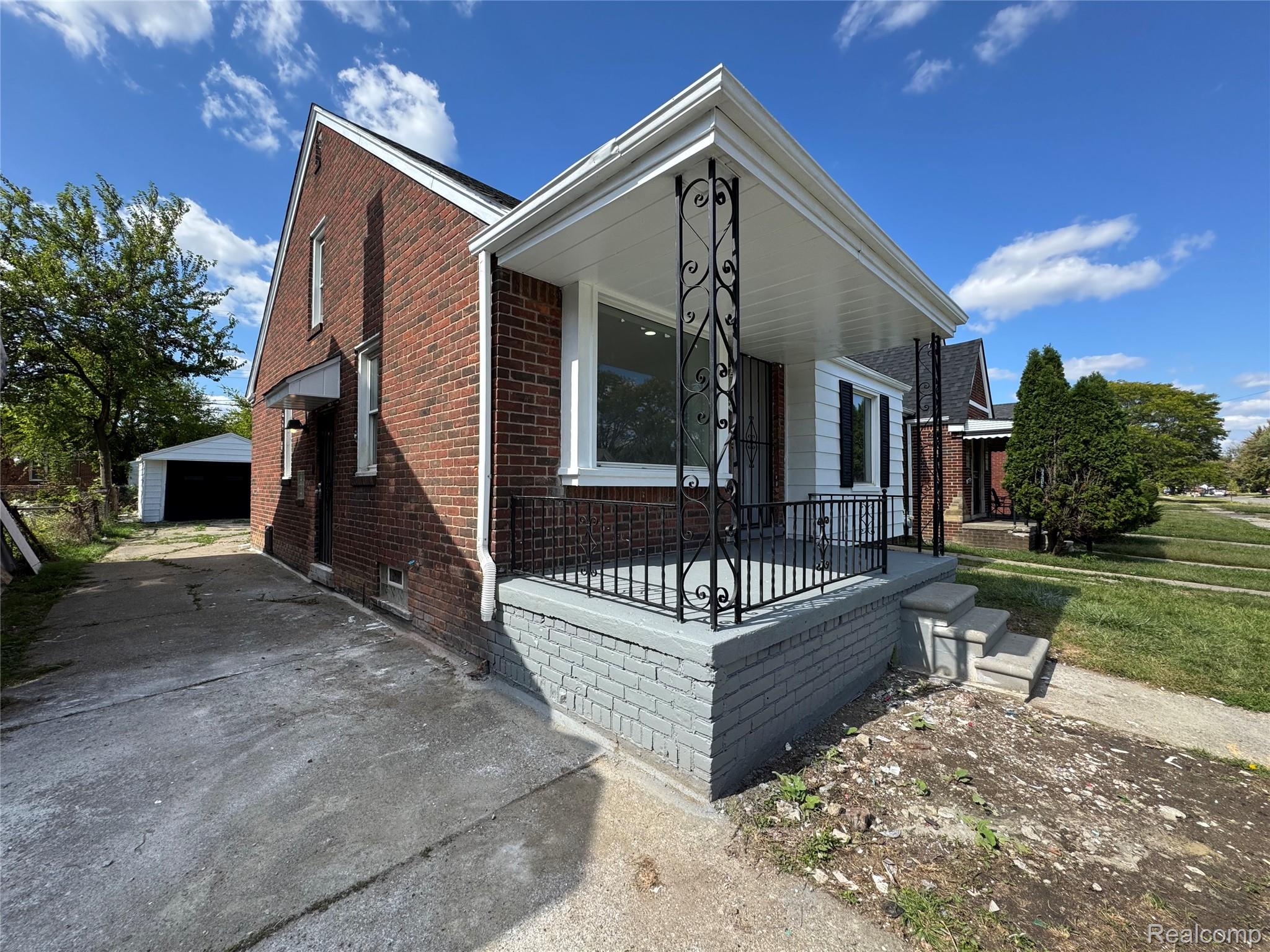 19395 Fairport Street Property Photo 3