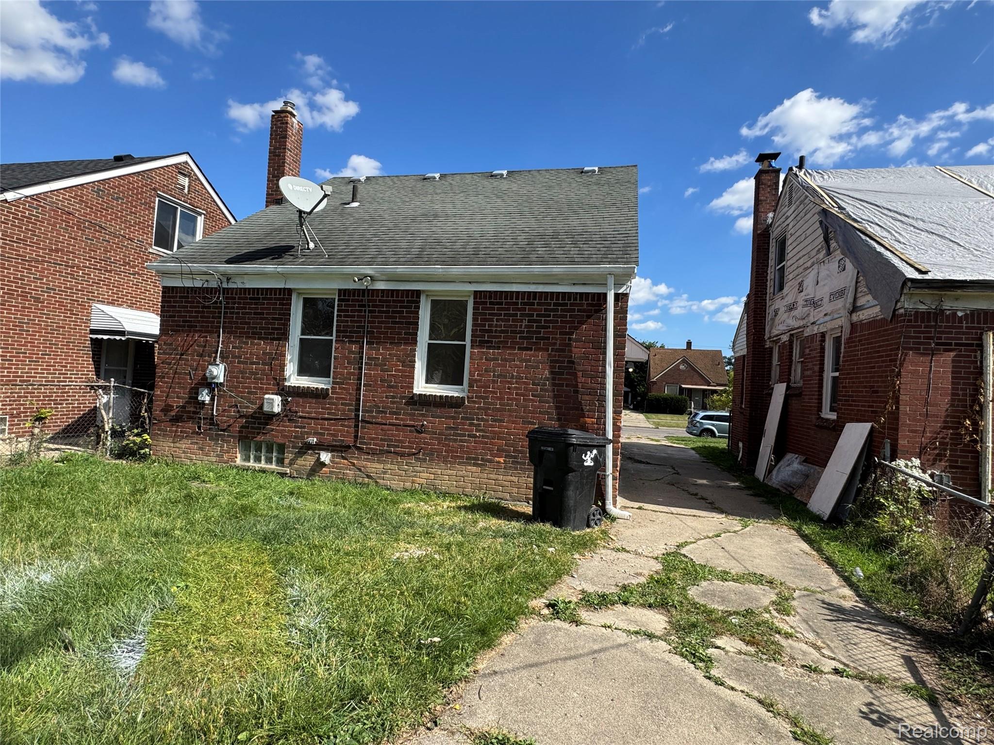 19395 Fairport Street Property Photo 4