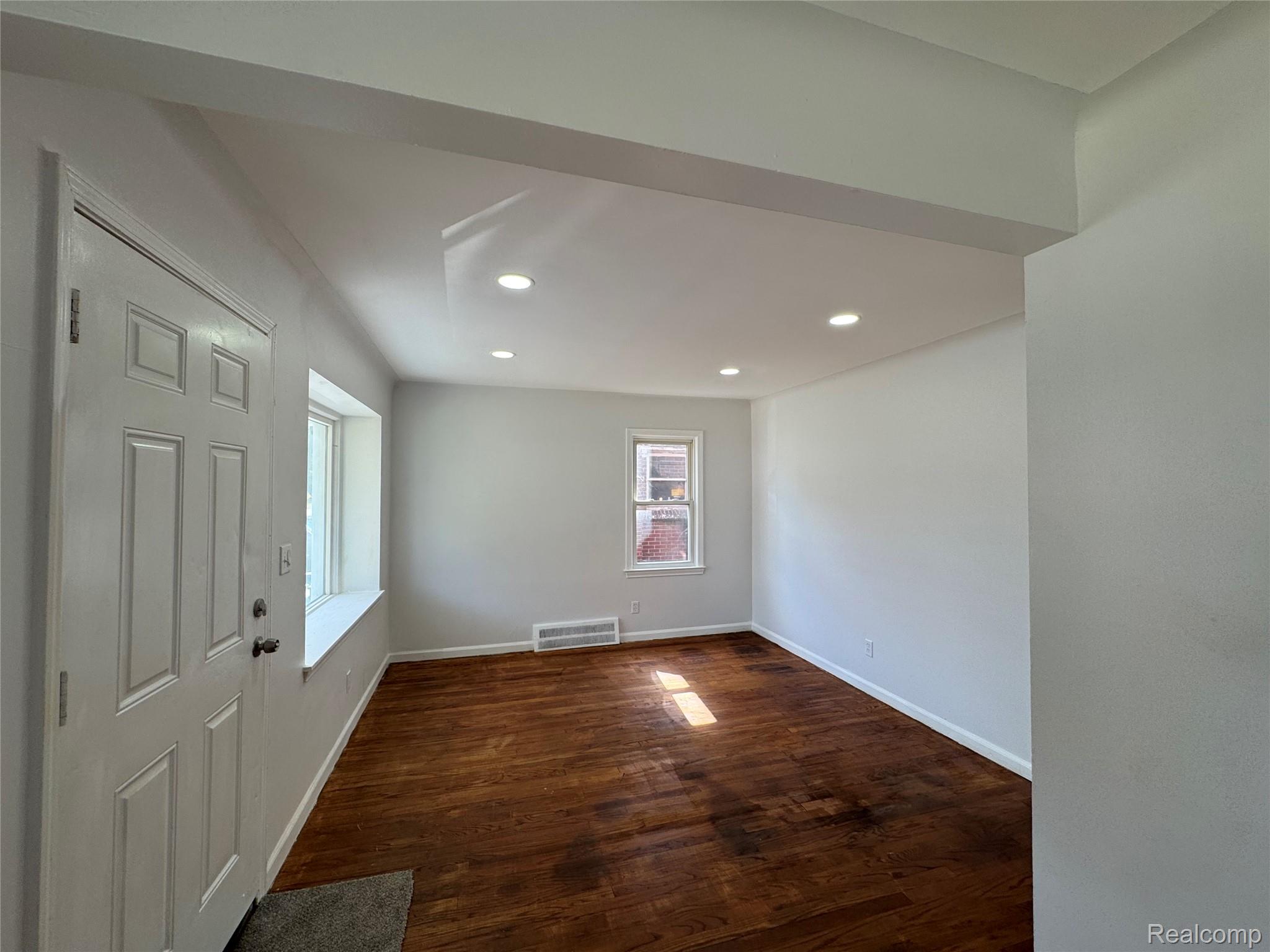 19395 Fairport Street Property Photo 5