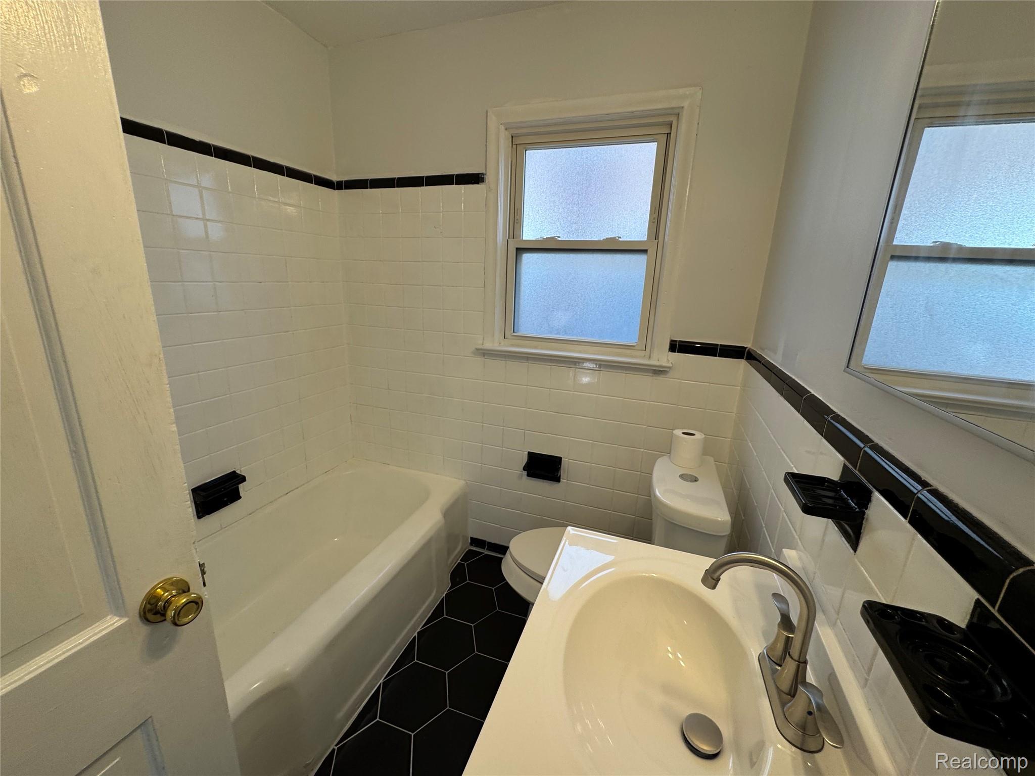19395 Fairport Street Property Photo 8