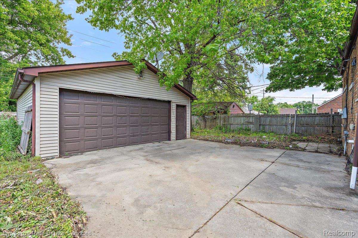 9417 E Outer Drive Property Photo 24