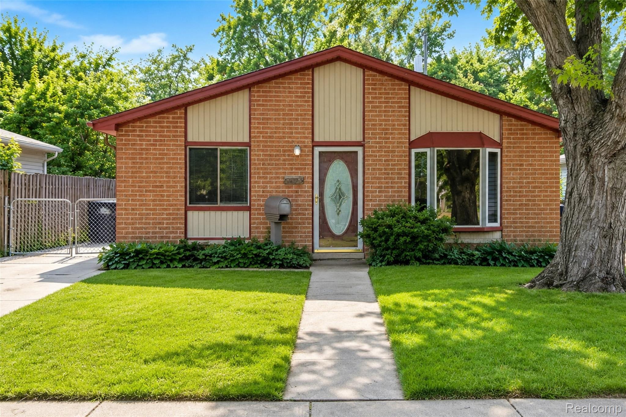 8095 Syracuse Street Property Photo 3