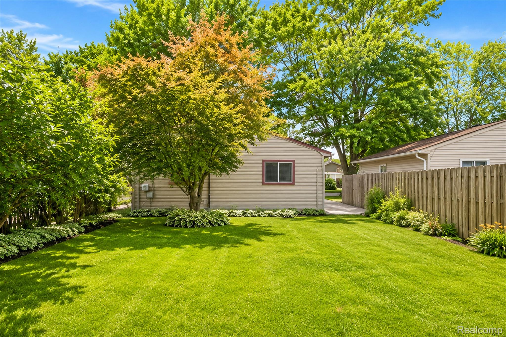 8095 Syracuse Street Property Photo 6