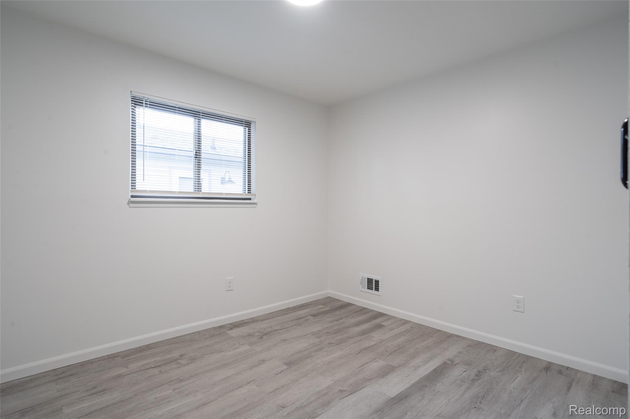 8095 Syracuse Street Property Photo 19