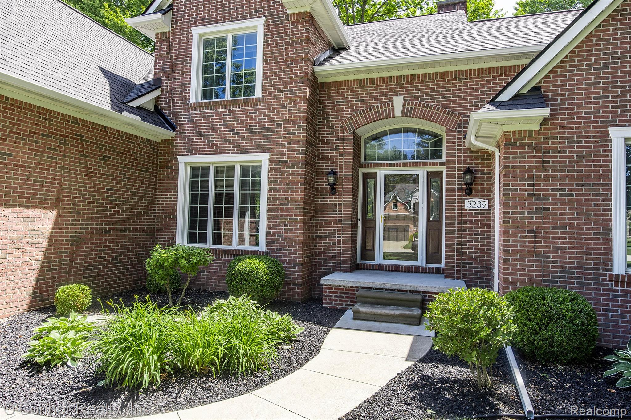 3239 Turnberry Property Photo 2