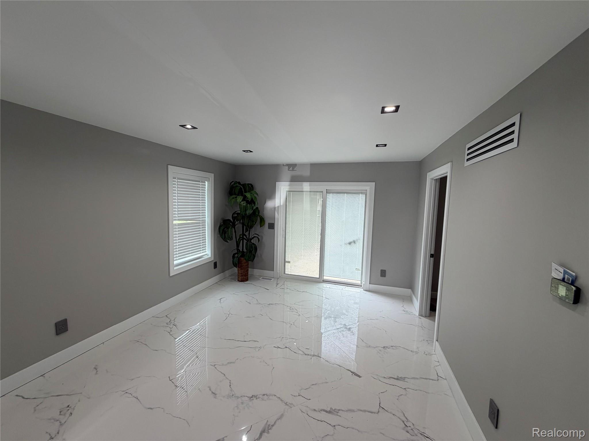 561 E Walled Lake Drive Property Photo 13