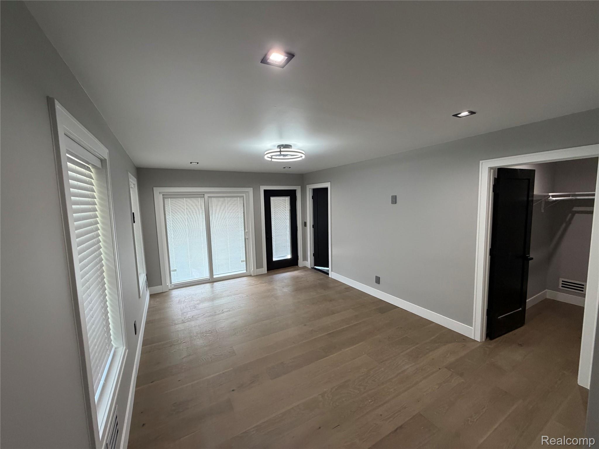 561 E Walled Lake Drive Property Photo 14