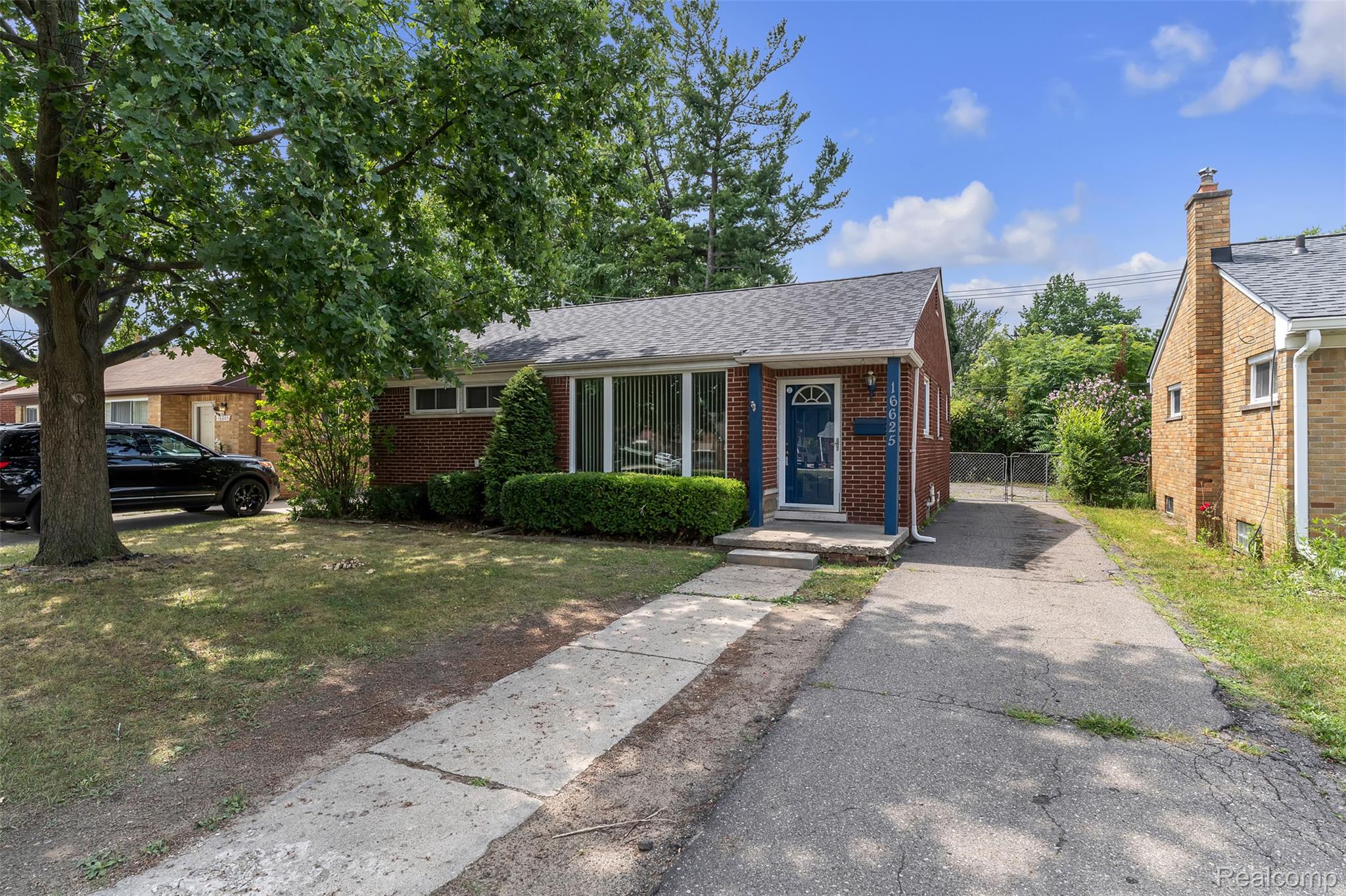 16625 Beech Daly Road Property Photo 2