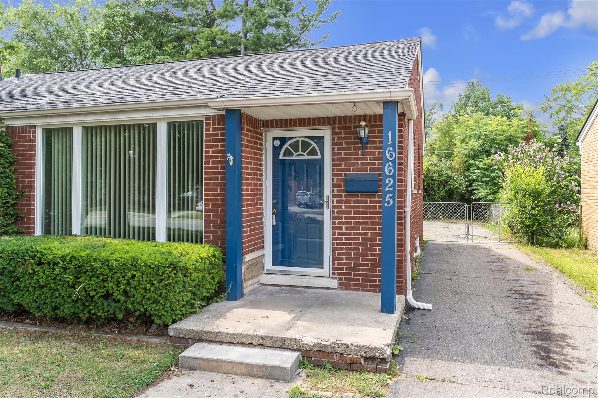 16625 Beech Daly Road Property Photo 4
