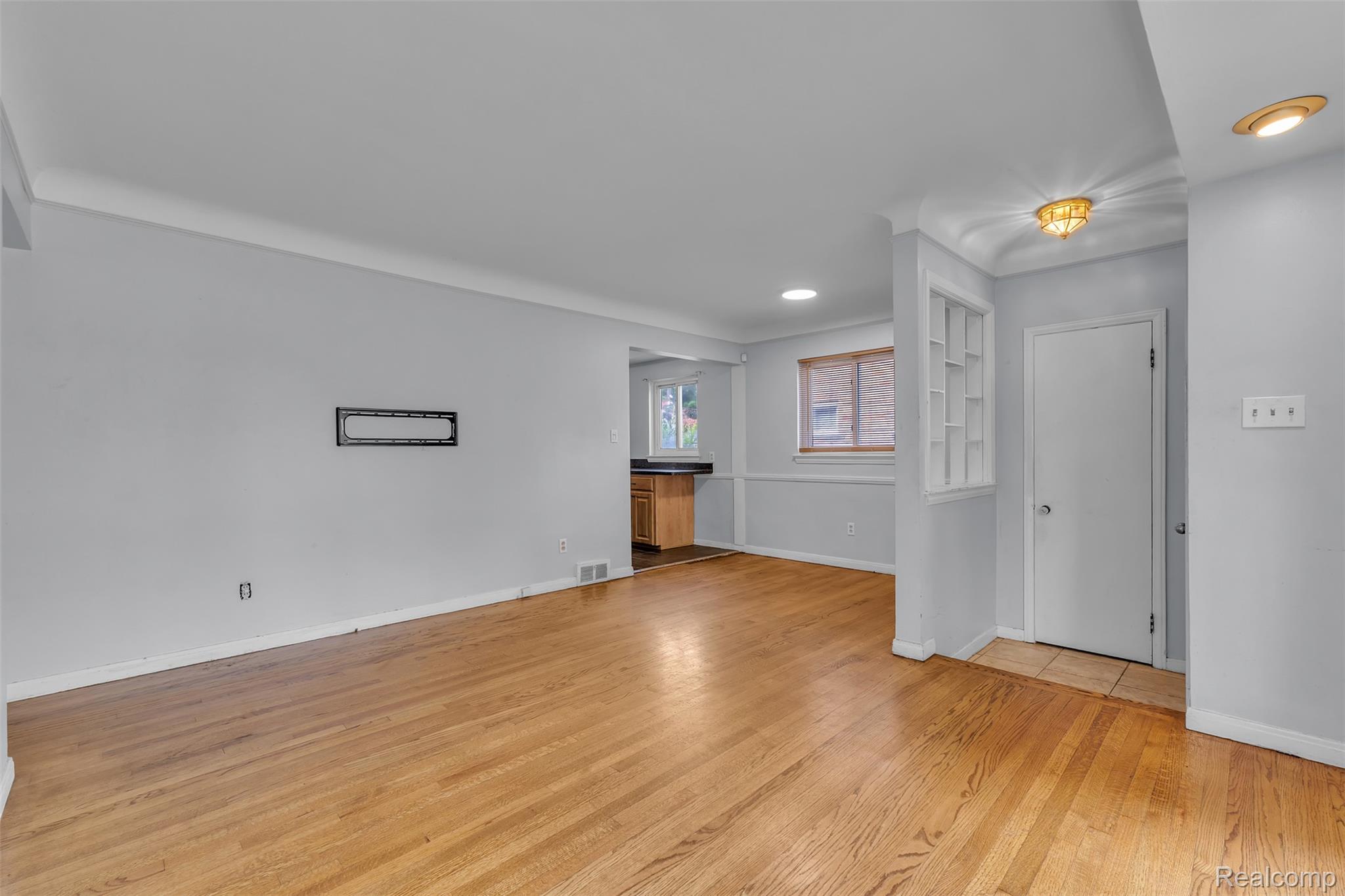 16625 Beech Daly Road Property Photo 7