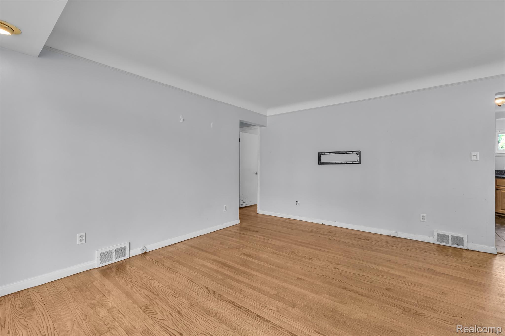 16625 Beech Daly Road Property Photo 8