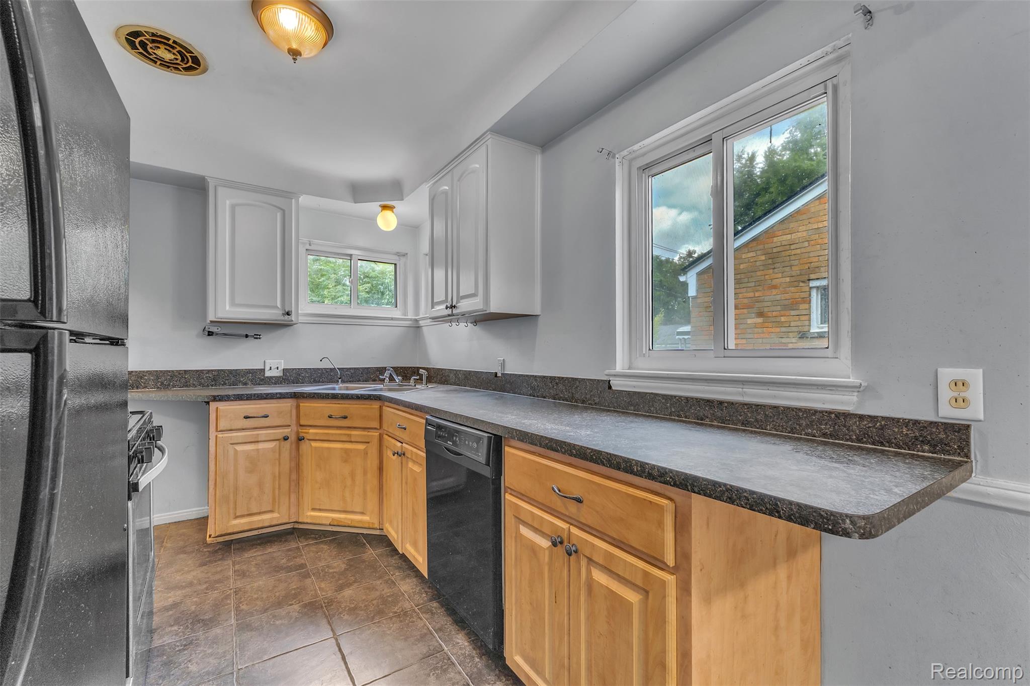 16625 Beech Daly Road Property Photo 12