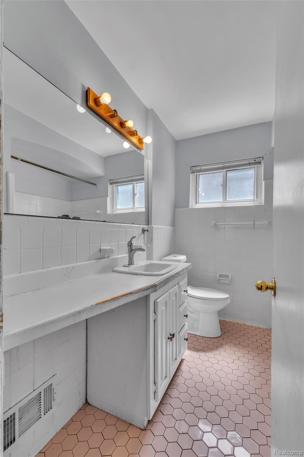 16625 Beech Daly Road Property Photo 19