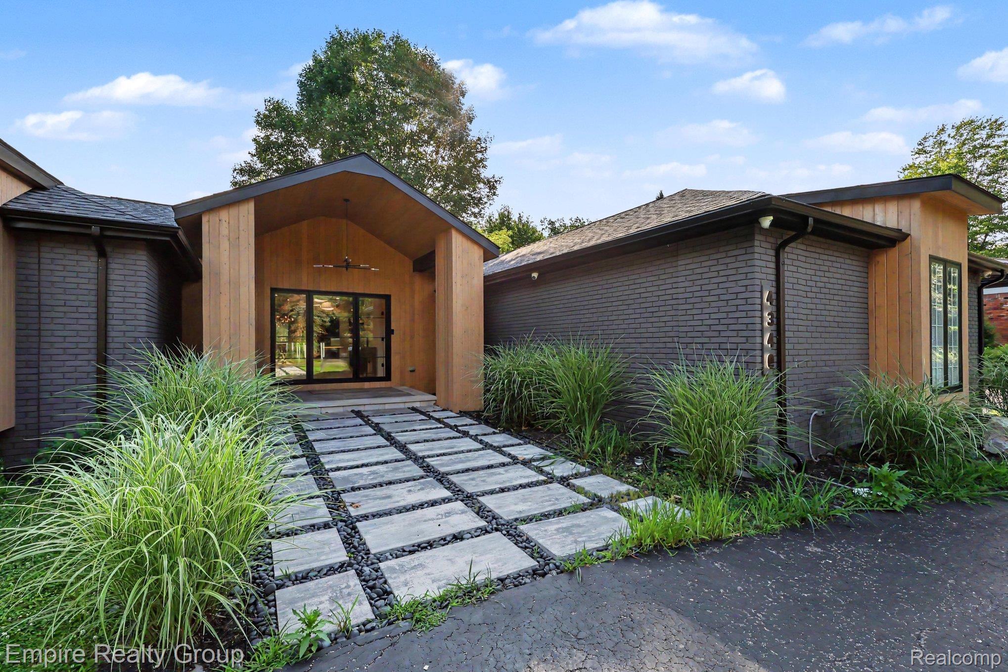 4340 Queens Way Property Photo 4