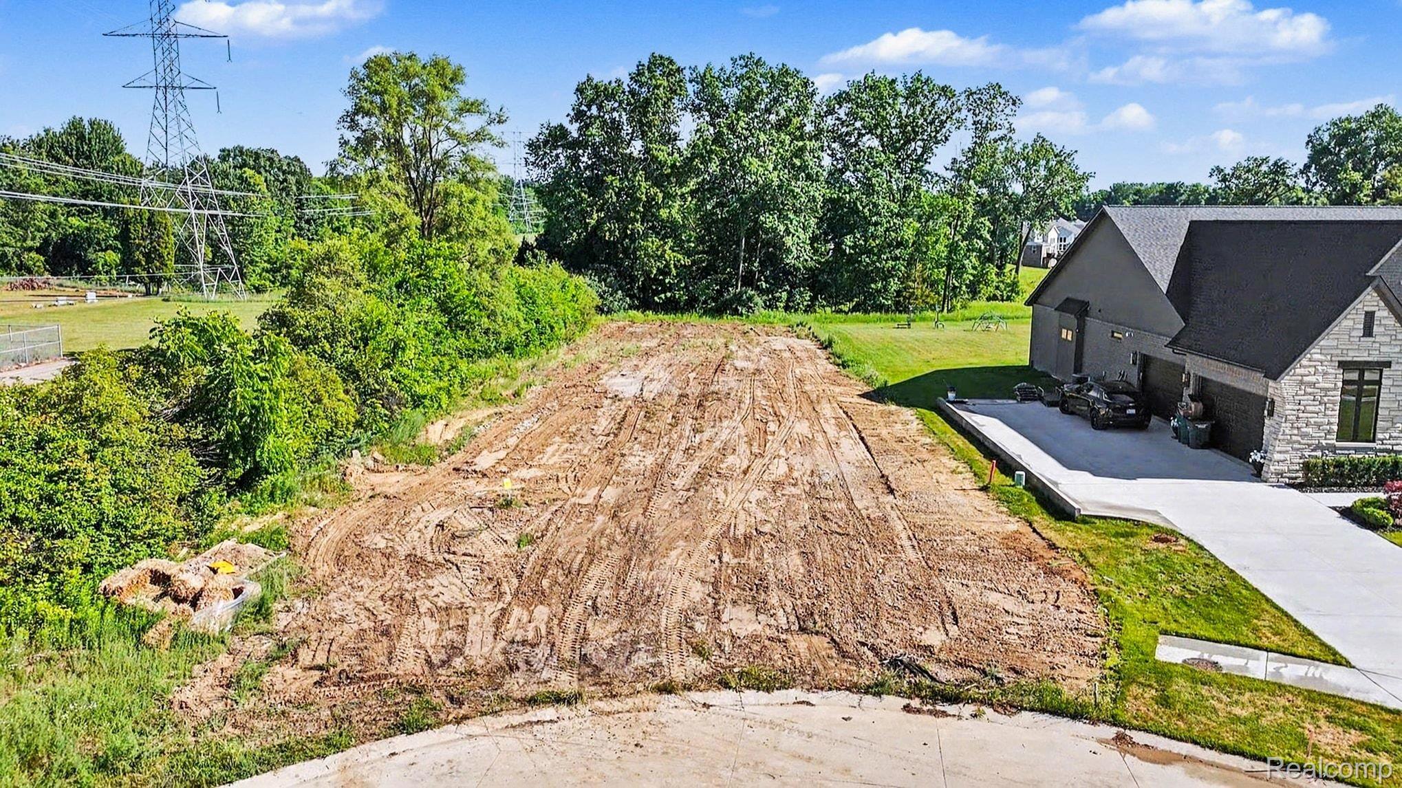 12739 N Pointe Drive Property Photo 2