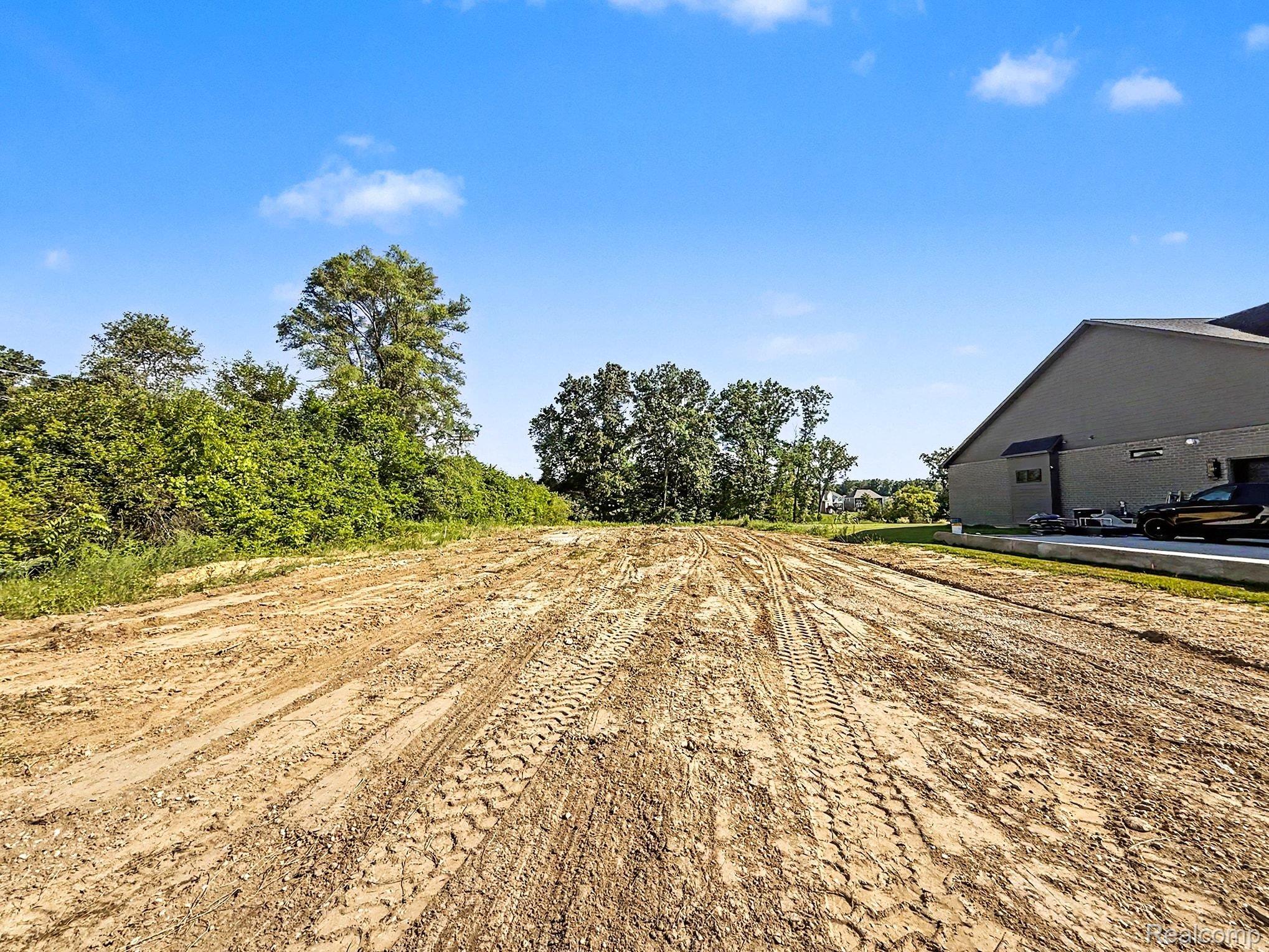 12739 N Pointe Drive Property Photo 3