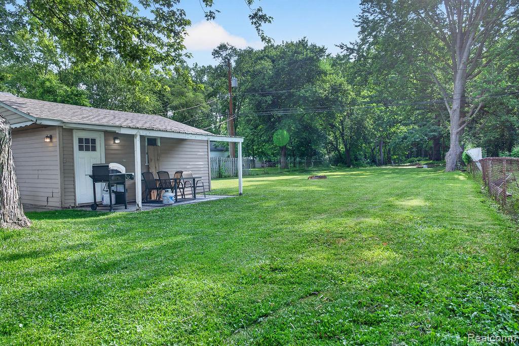 7715 Beech Daly Road Property Photo 8