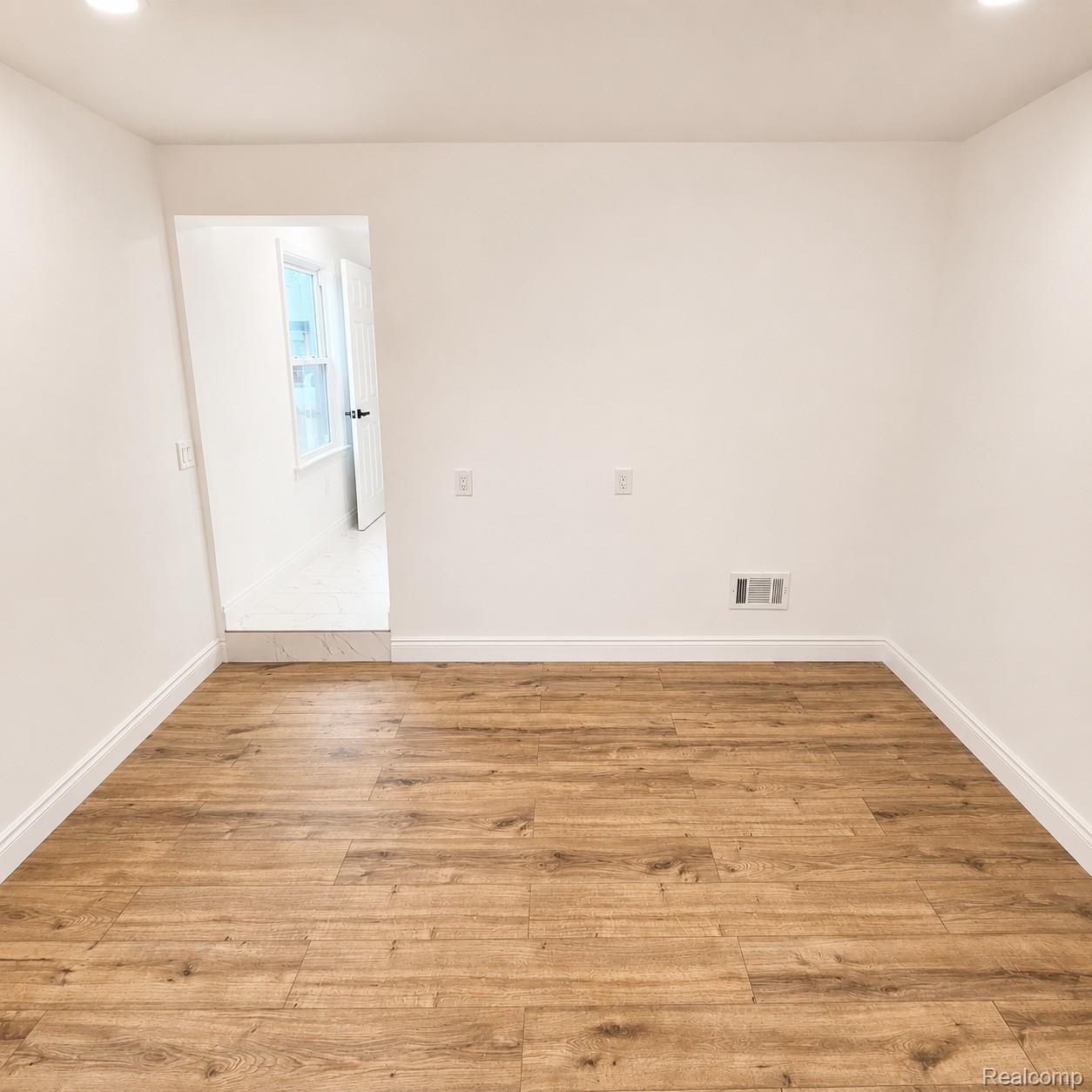 5157 Niagara Street Property Photo 13