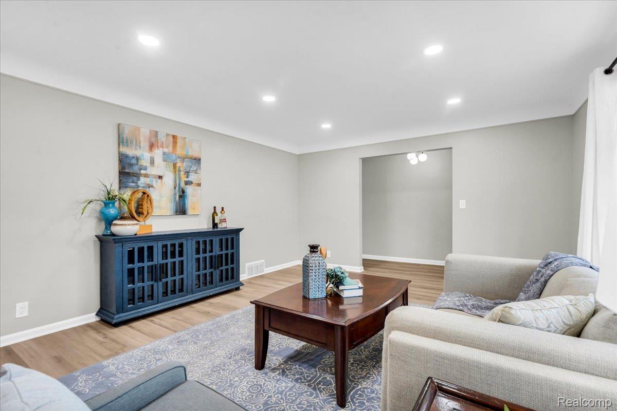 19039 Elsmere Avenue Property Photo 7