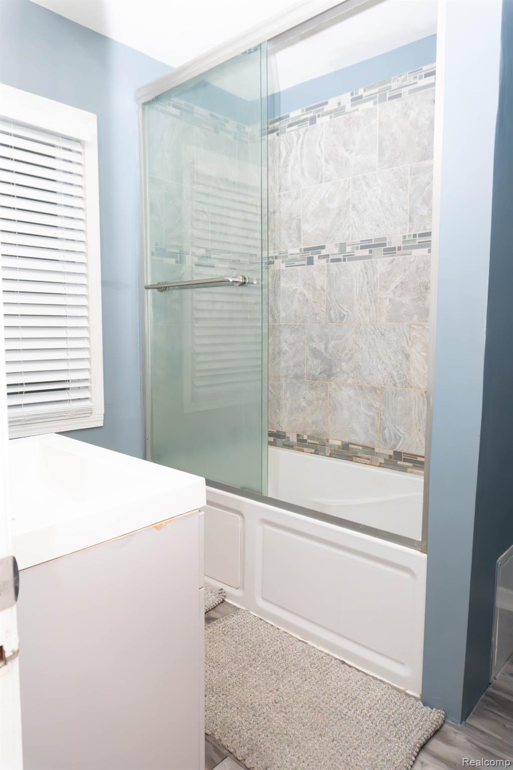 16729 Glastonbury Road Property Photo 12