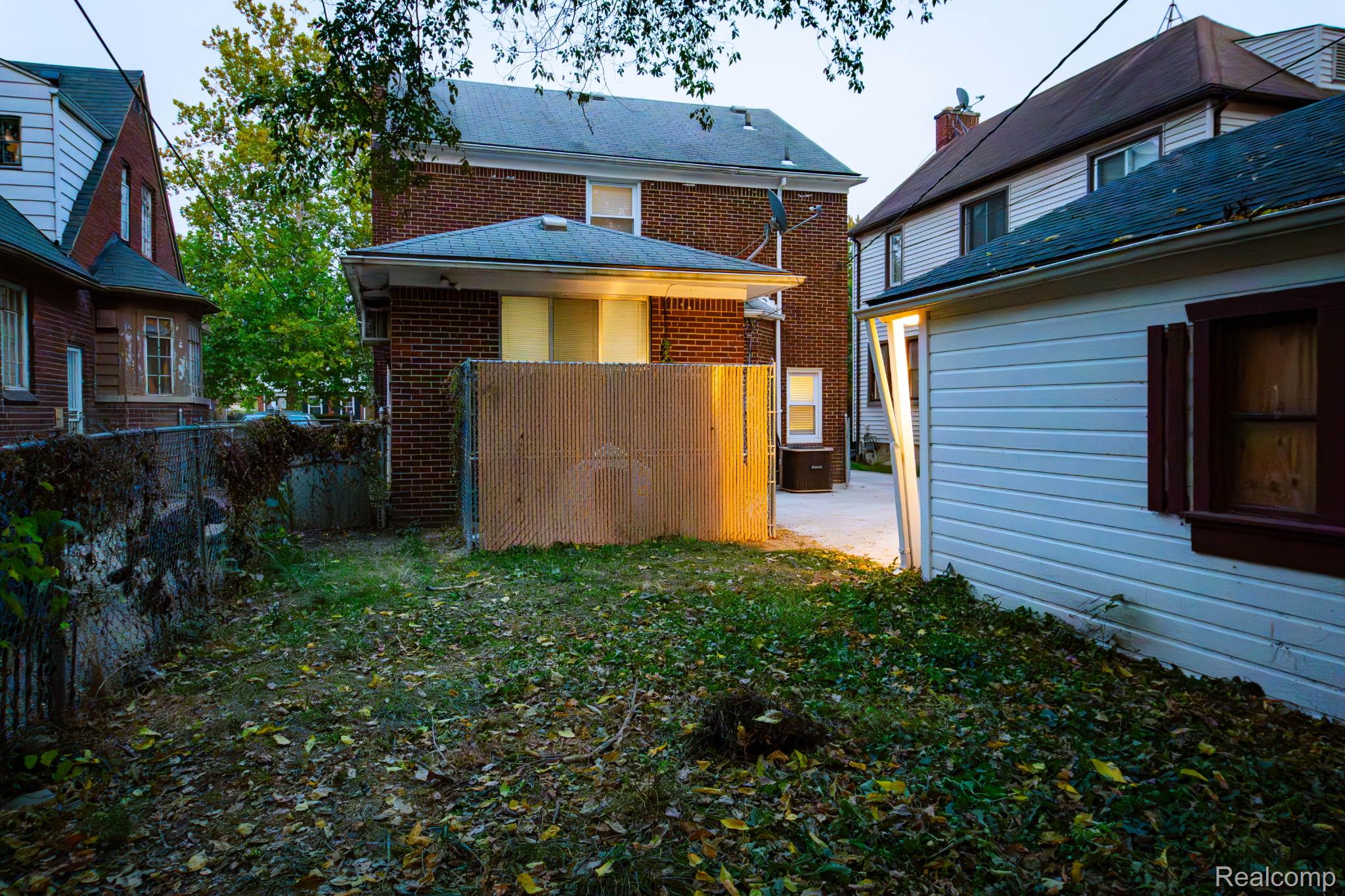 16729 Glastonbury Road Property Photo 18