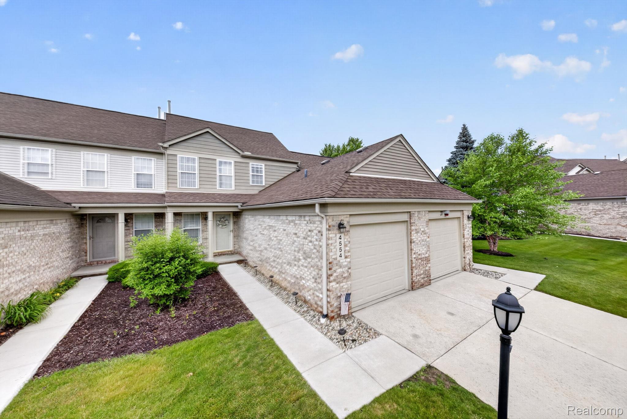 4554 Hunters Circle Property Photo 1