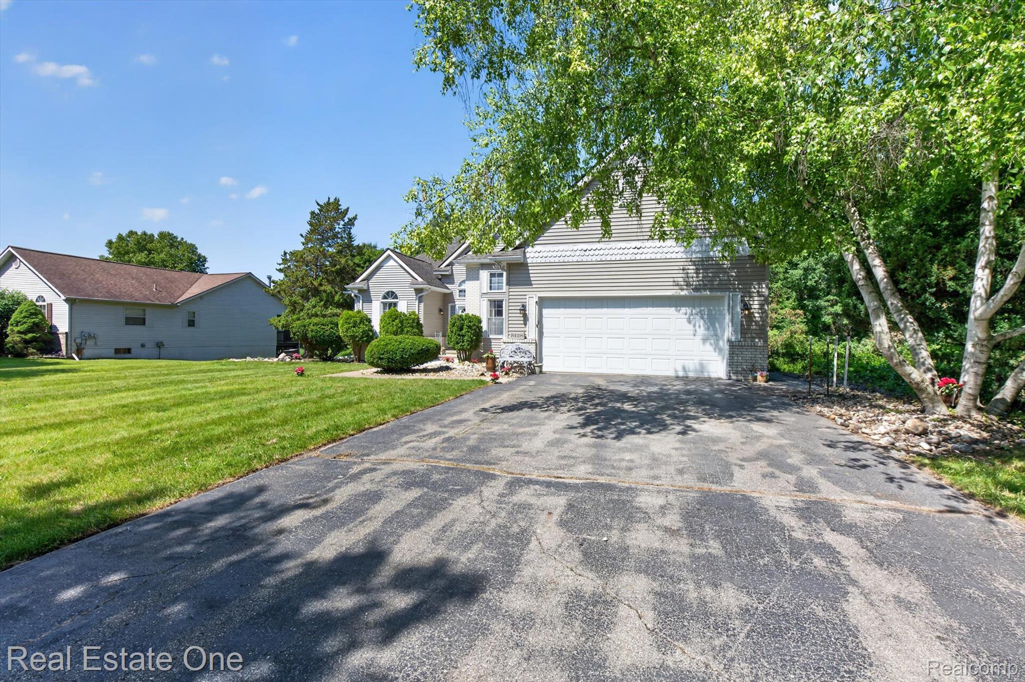 5128 Queensway Property Photo 4