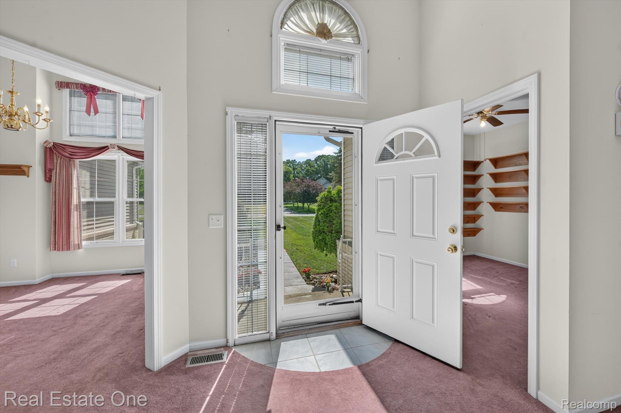 5128 Queensway Property Photo 6