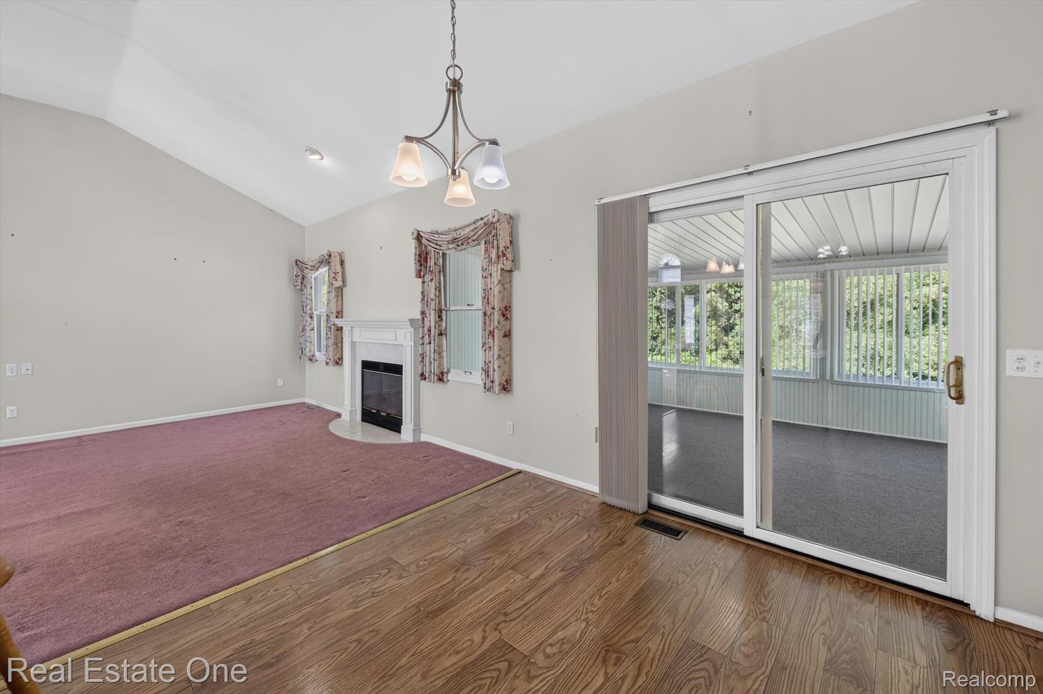 5128 Queensway Property Photo 10