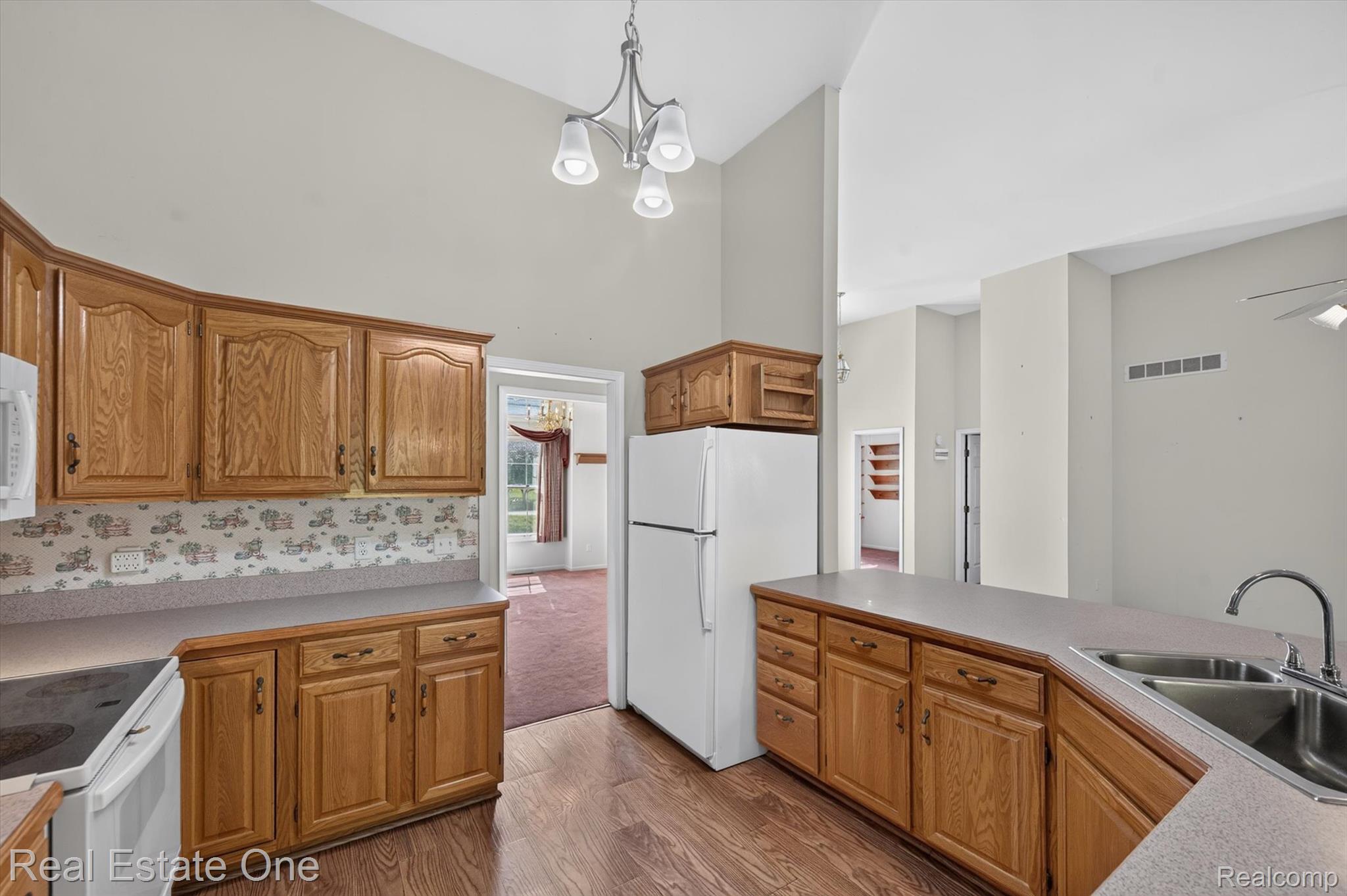 5128 Queensway Property Photo 13