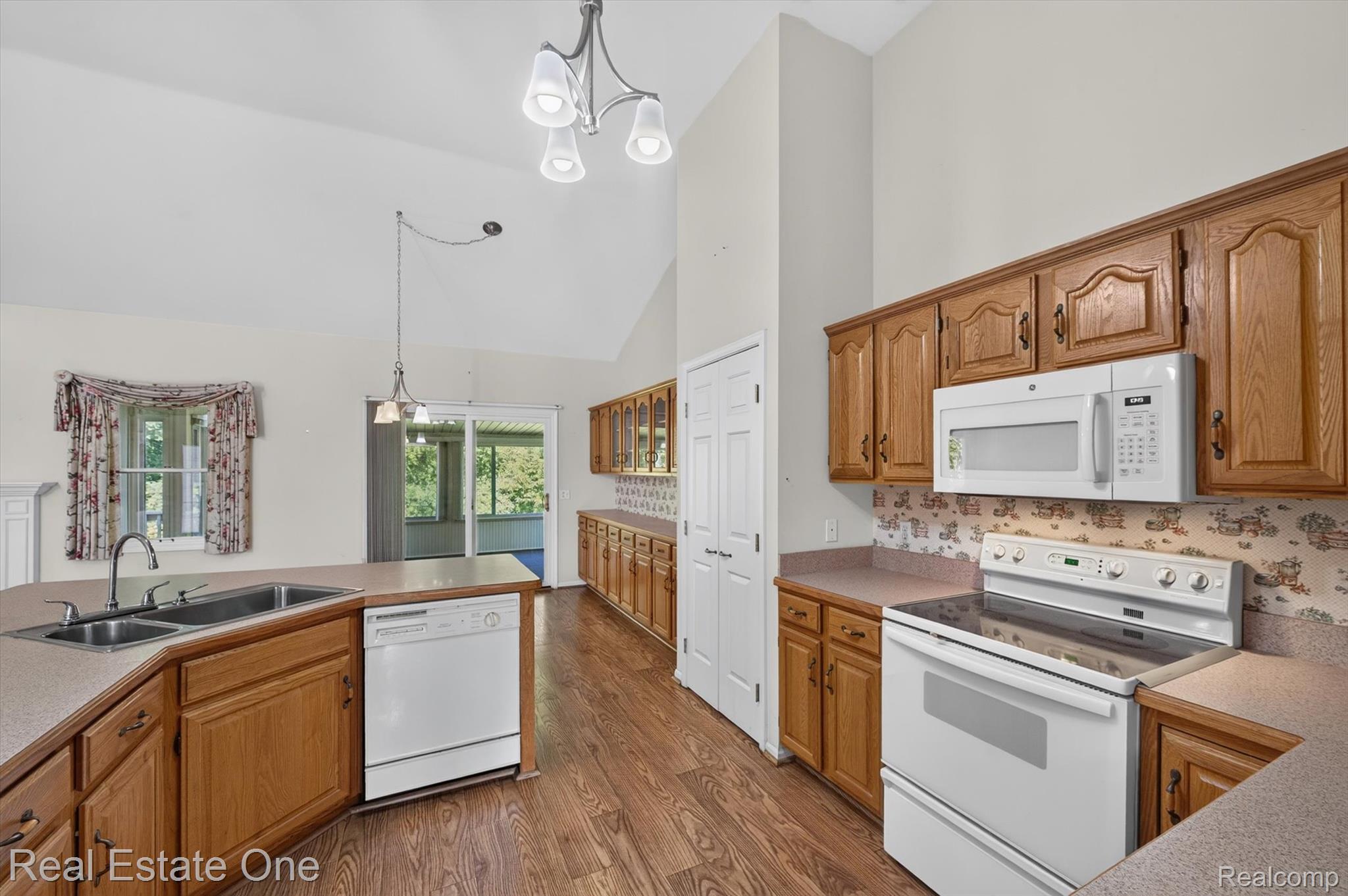 5128 Queensway Property Photo 17