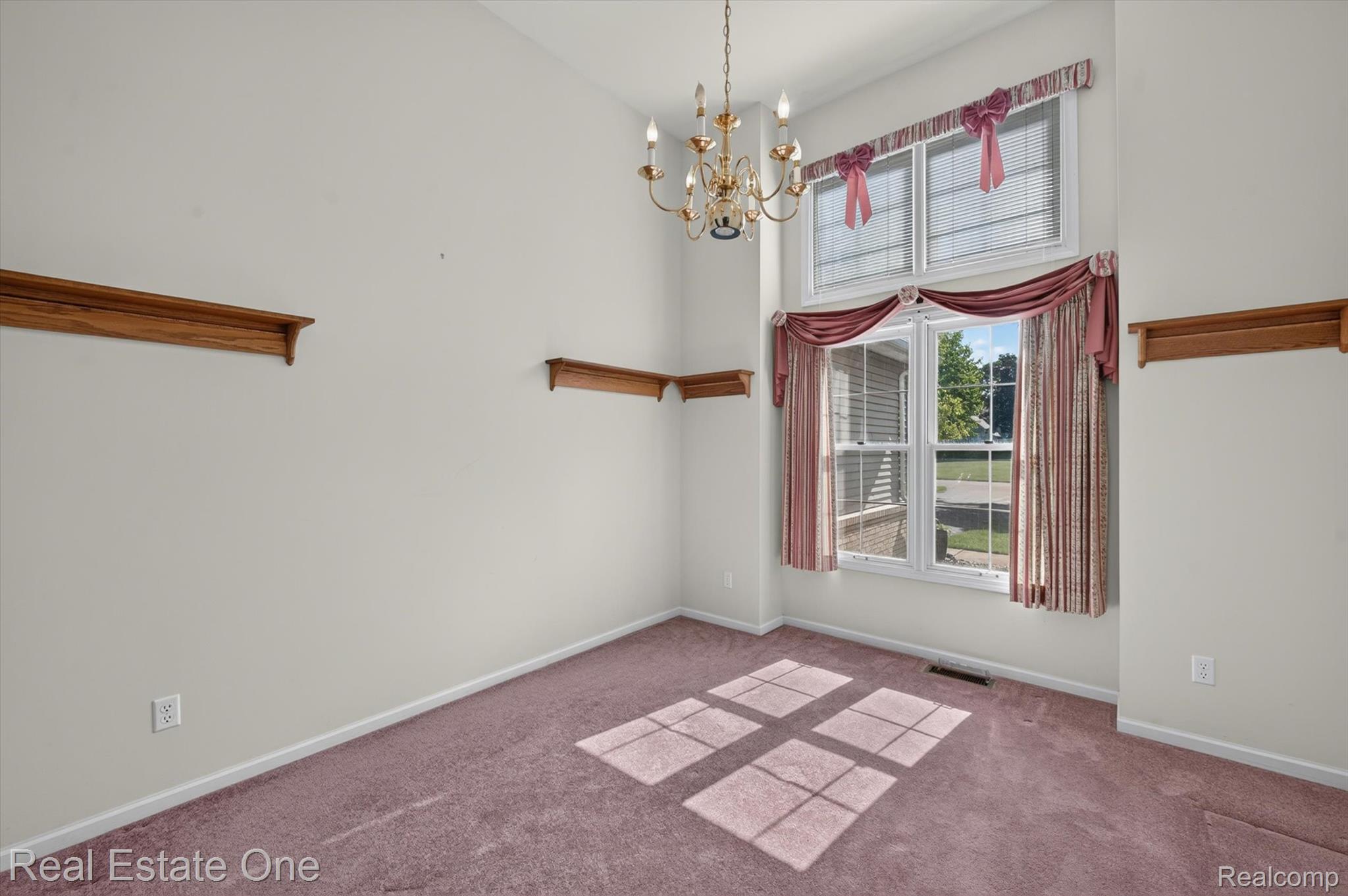 5128 Queensway Property Photo 22