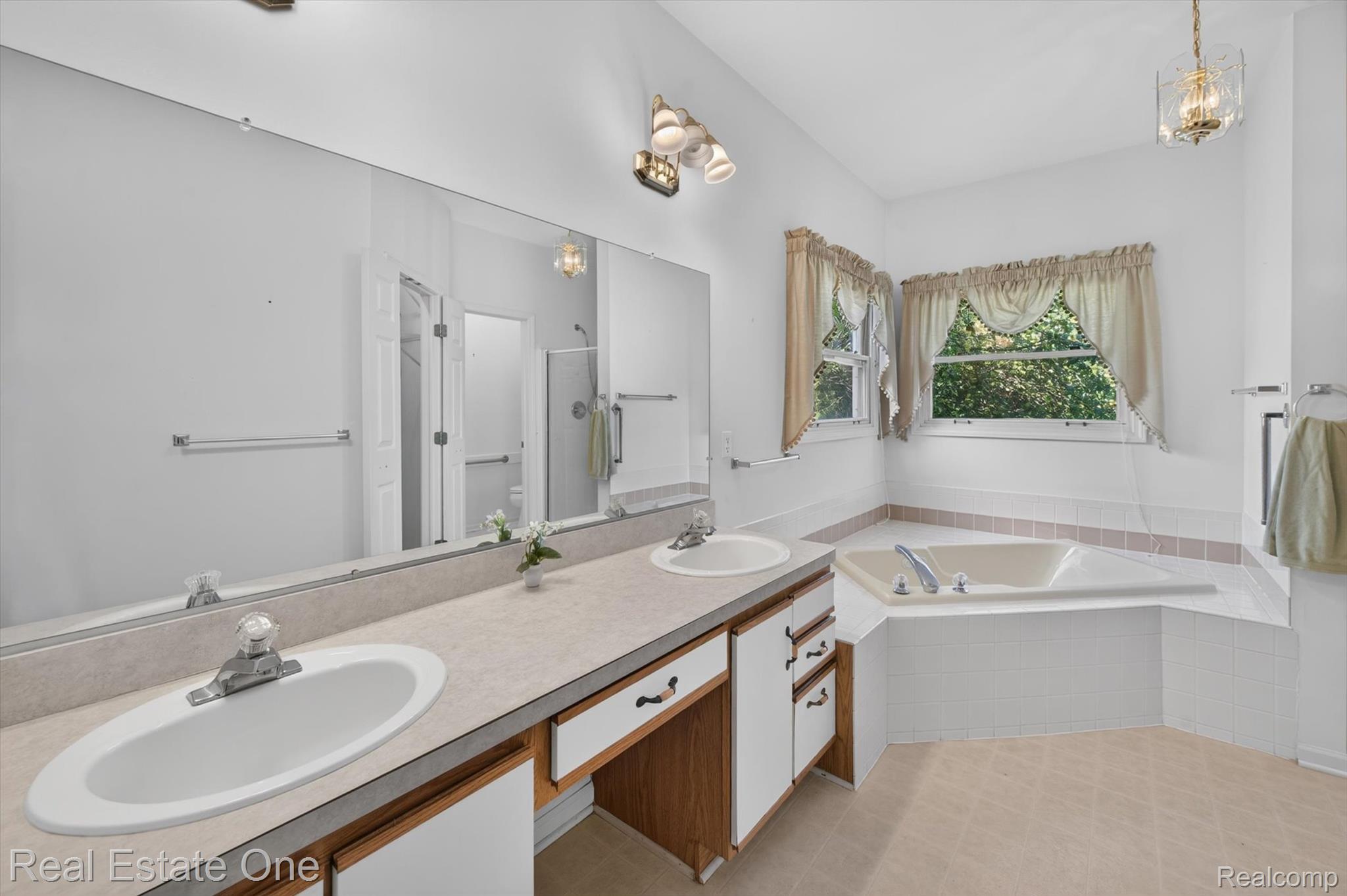 5128 Queensway Property Photo 26