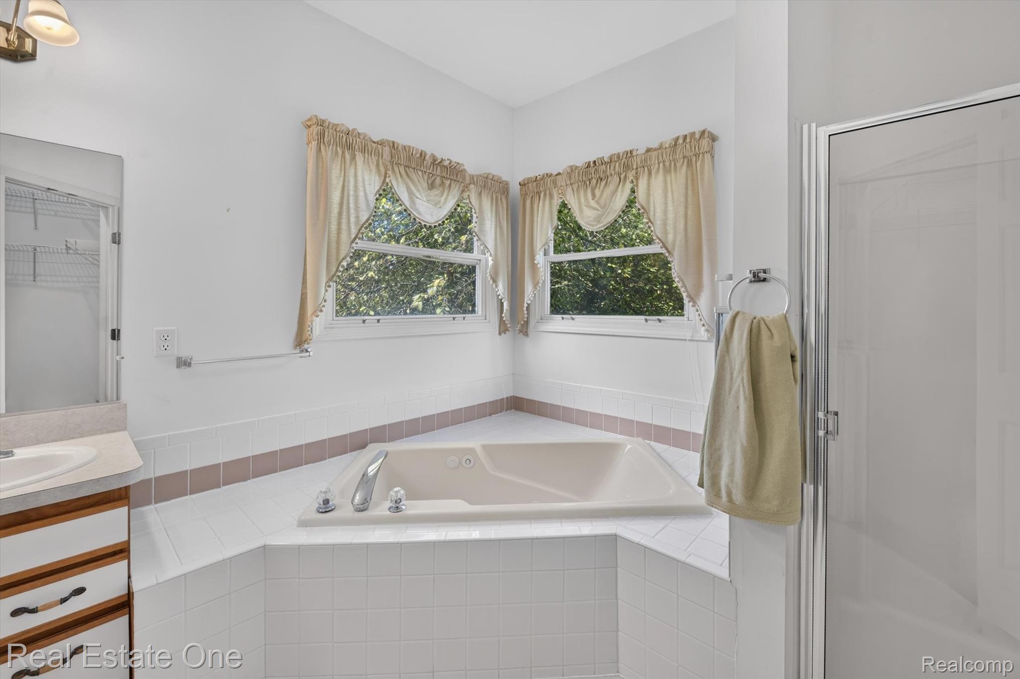 5128 Queensway Property Photo 27
