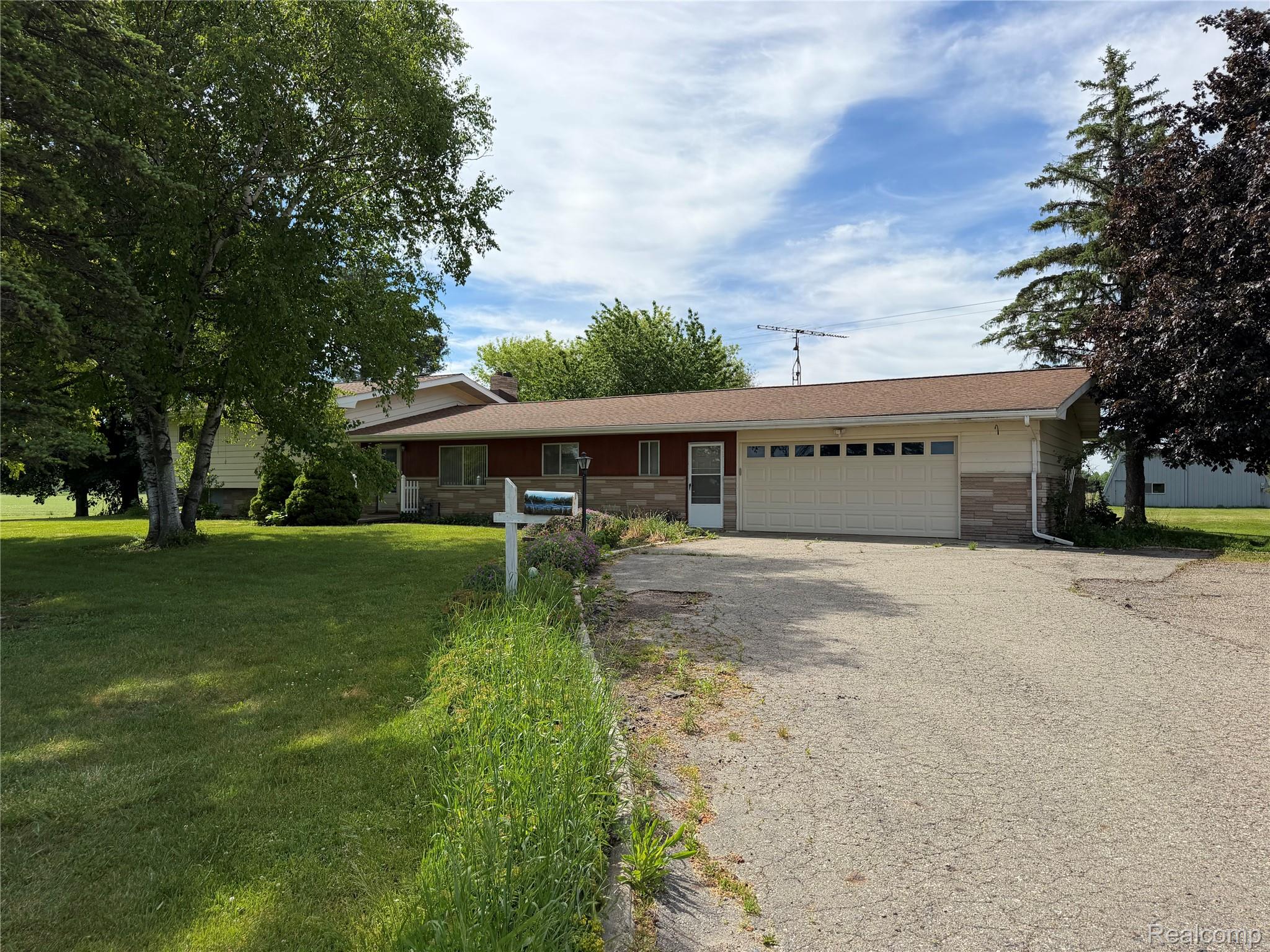 8886 Burnside Road Property Photo 1