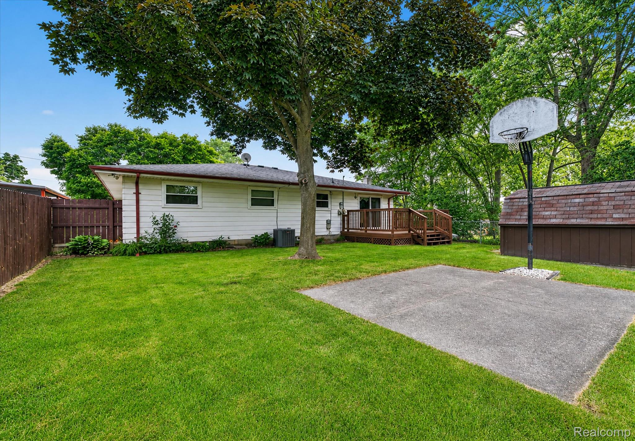 2721 Edgefield Drive Property Photo 1
