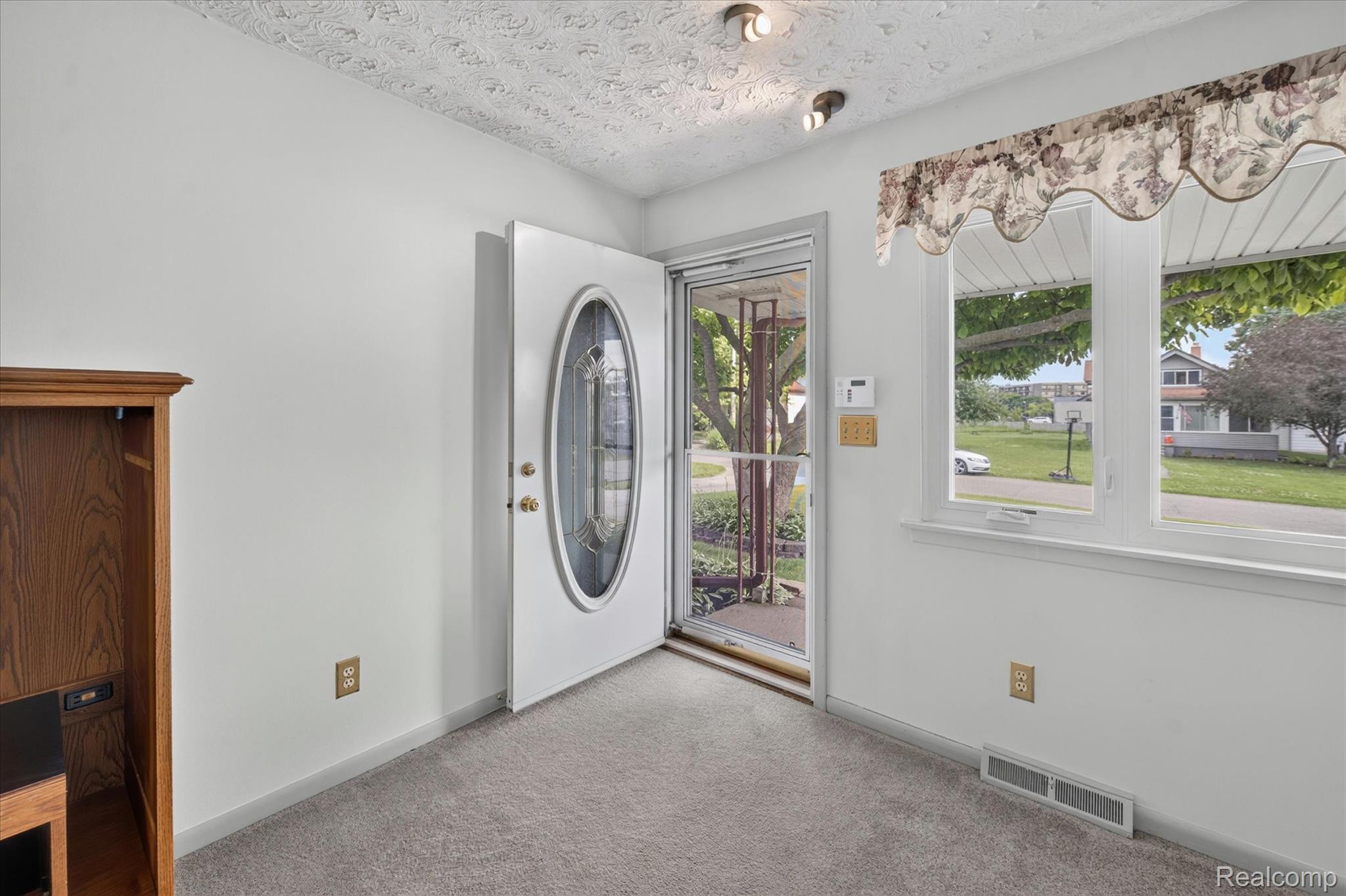 2721 Edgefield Drive Property Photo 2