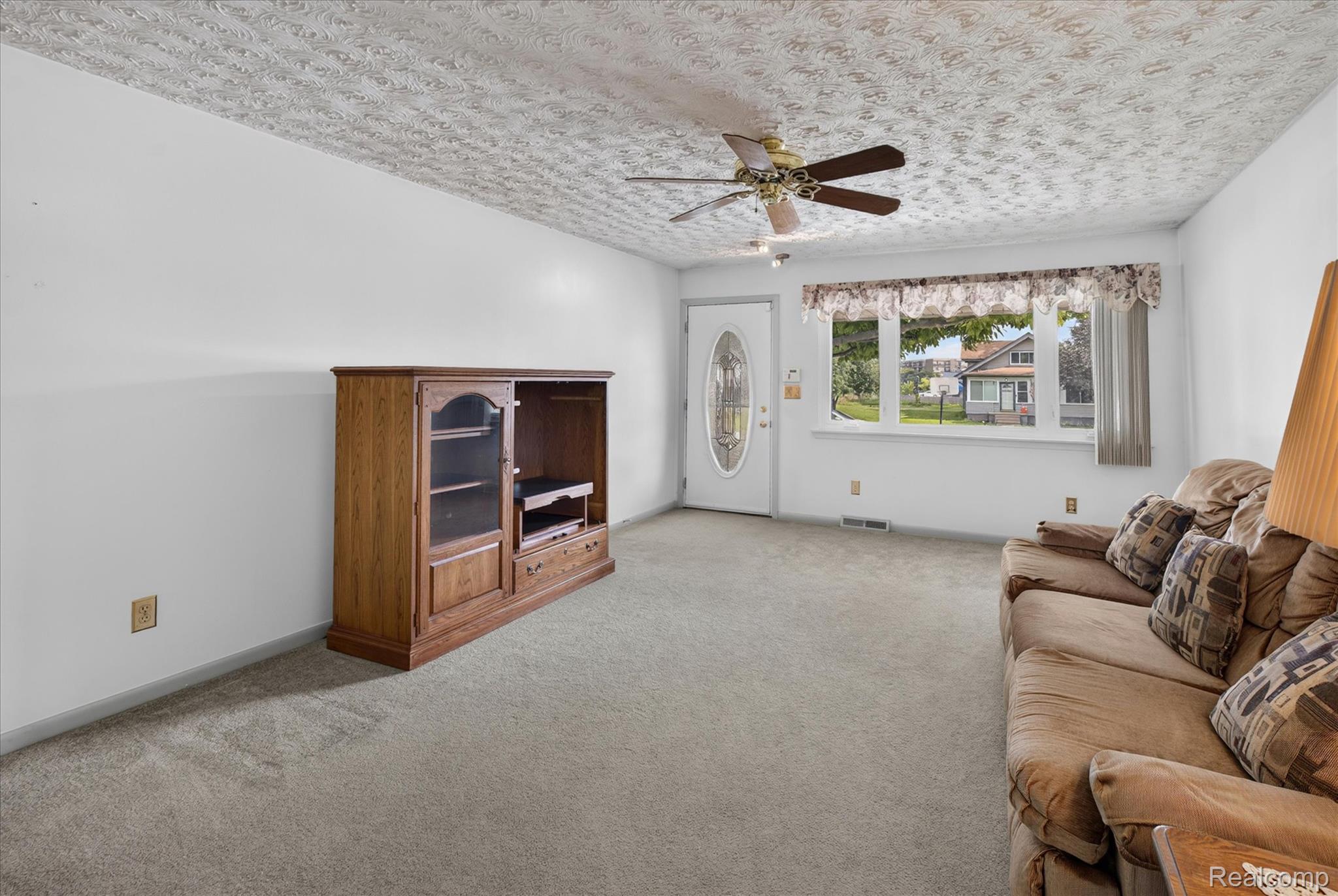 2721 Edgefield Drive Property Photo 4