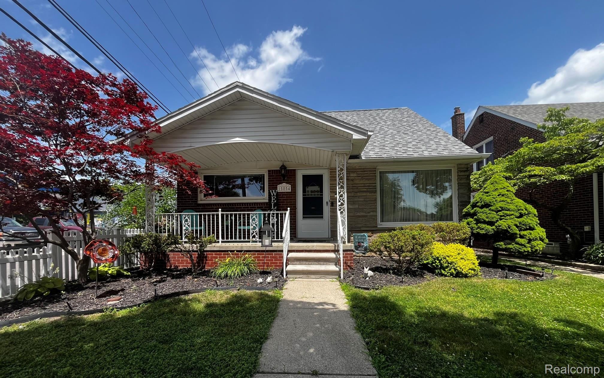 15854 Englewood Avenue Property Photo 1