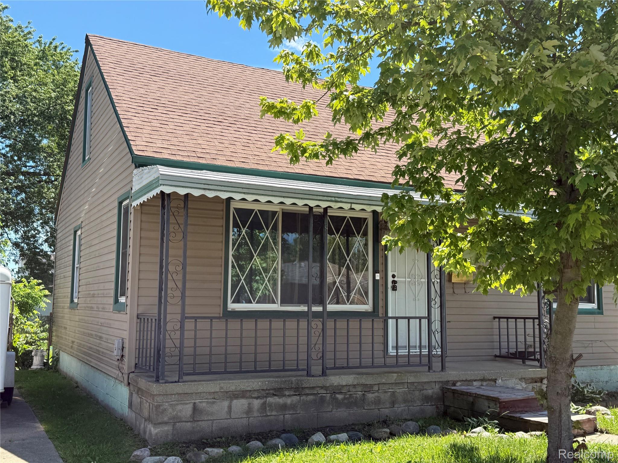 24646 Grove Avenue Property Photo 2