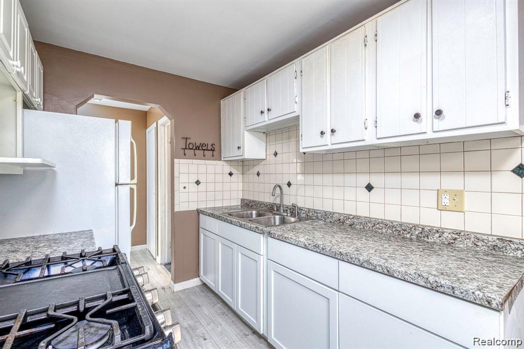 24646 Grove Avenue Property Photo 8