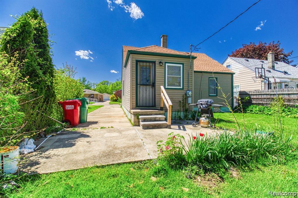24646 Grove Avenue Property Photo 18