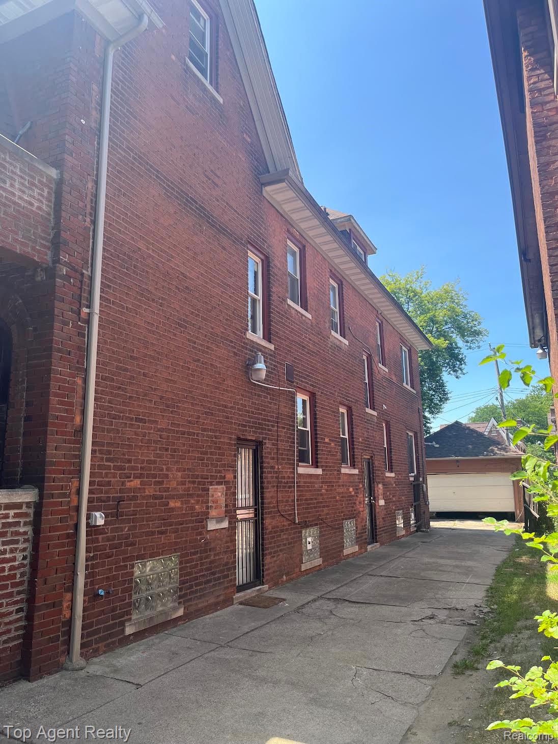 16215 Baylis Street Property Photo 3