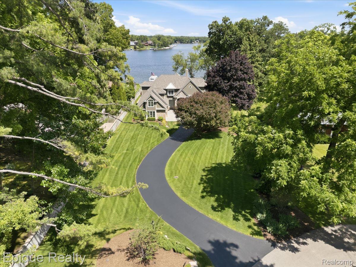 4312 Sashabaw Road Property Photo 2