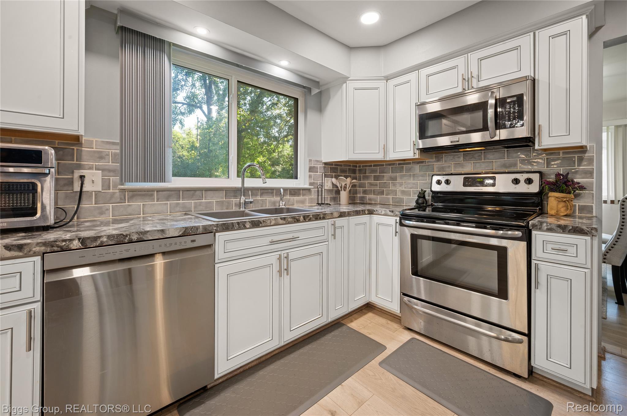 26207 Meadowbrook Way Property Photo 8