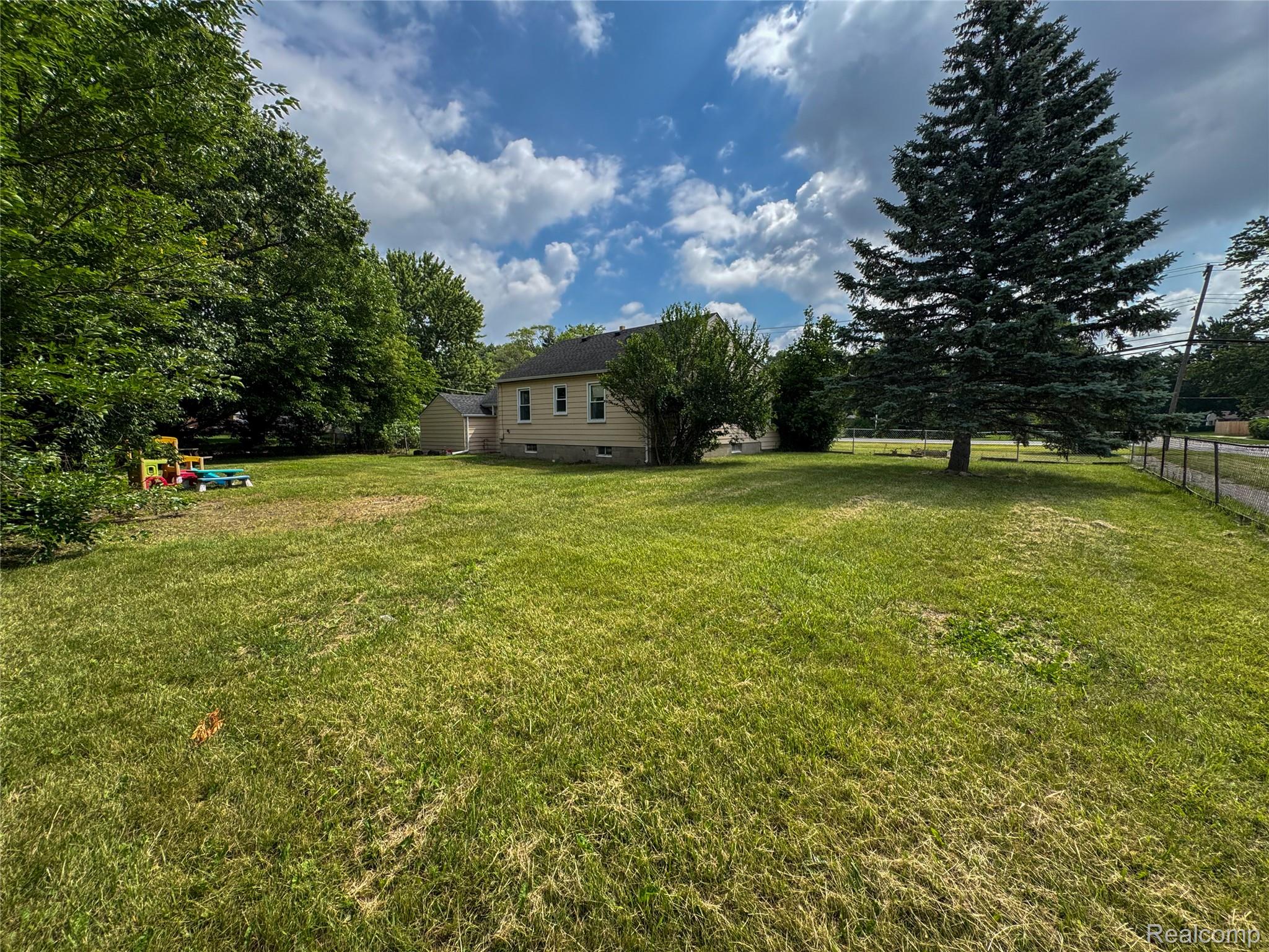 921 Venoy Property Photo 23