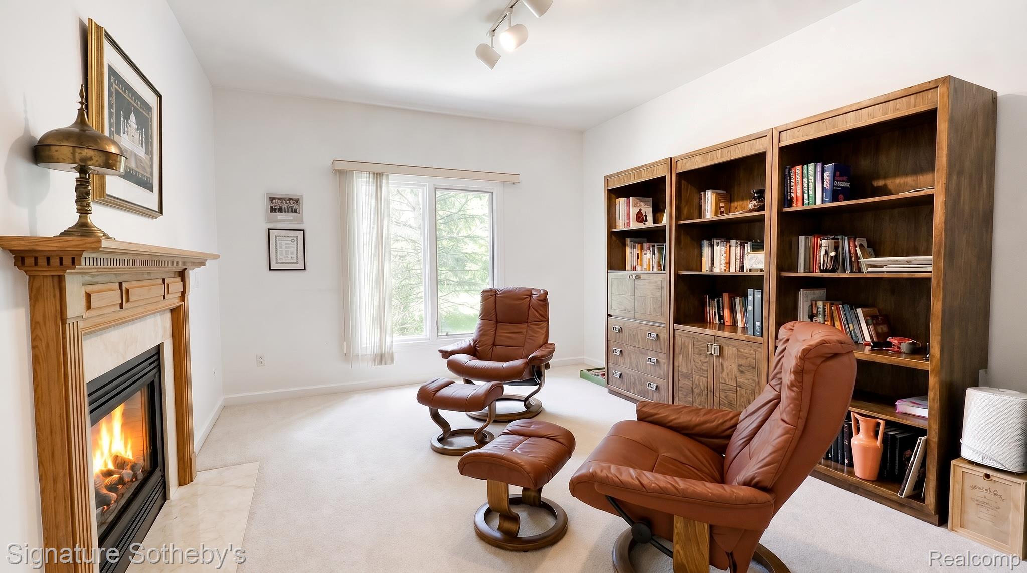 6925 Elm Park Drive Property Photo 6